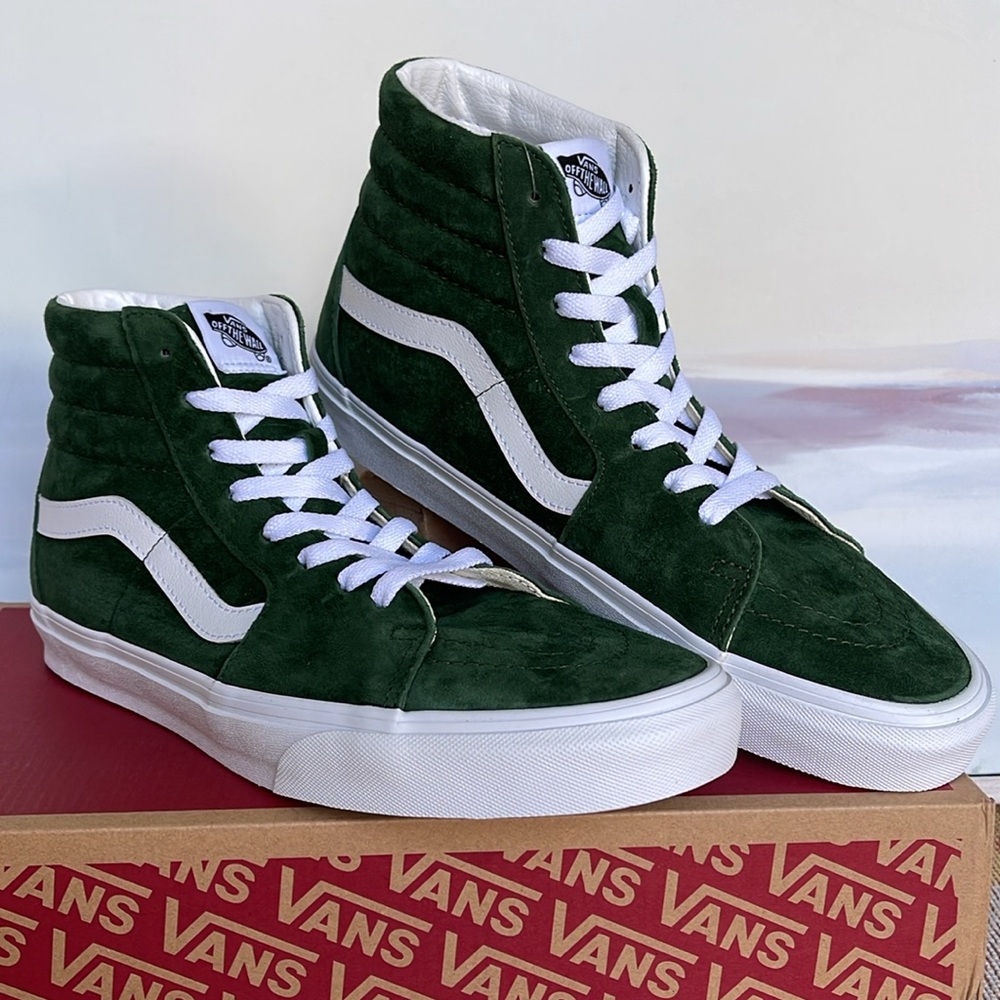 Vans Men’s Sk8-Hi
Pig Suede Douglas Fir
VN0007NSBXU
Sneakers - Picture 6 of 16